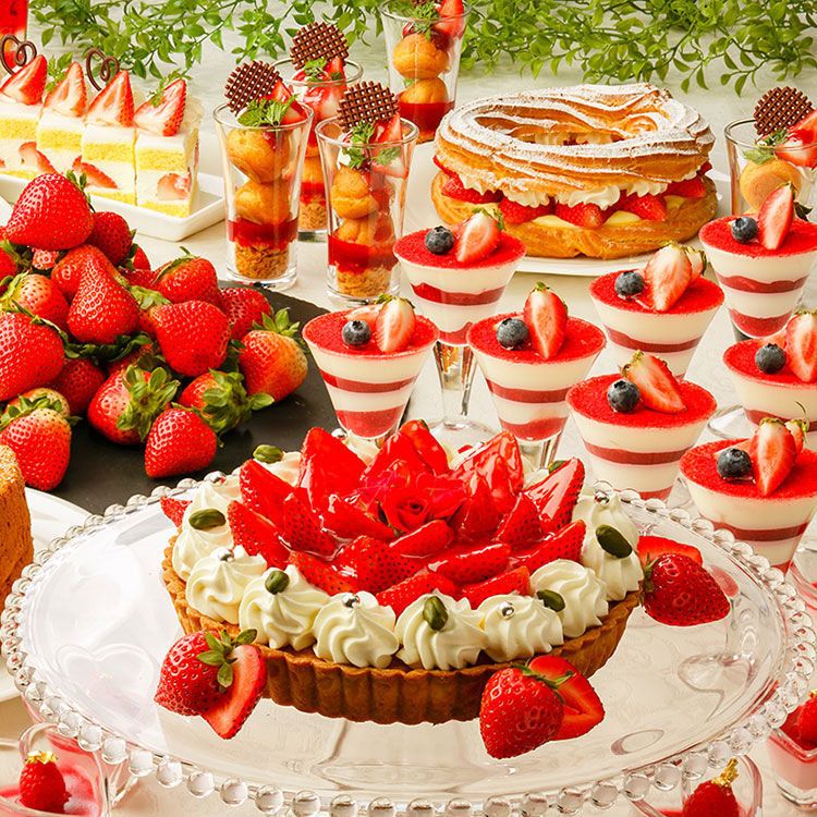 Food, Strawberries, Cake, Dish, Dessert, Fruit cake, Cuisine, Strawberry, Pasteles, Cake decorating, 