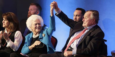 ブッシュ元大統領 最期までずっと手を離さずバーバラを看取る