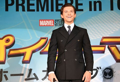 新スパイダーマン トム ホランドが初来日 東京 歌舞伎町にスーツ姿で現れる