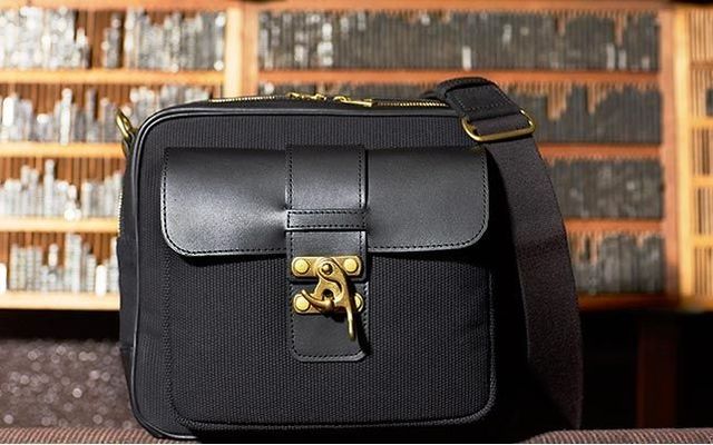 Bag, Messenger bag, Handbag, Leather, Fashion accessory, Luggage and bags, Material property, Satchel, 