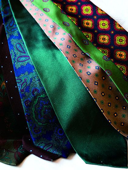 Green, Tie, Fashion accessory, Silk, Textile, Pattern, Visual arts, 