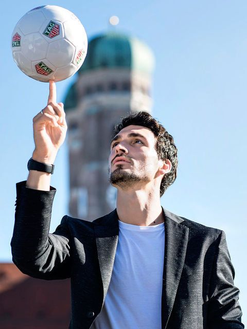 Juggling, Ball, Performing arts, Soccer ball, Gesture, Freestyle football, Cheering, World, Happy, Football, 