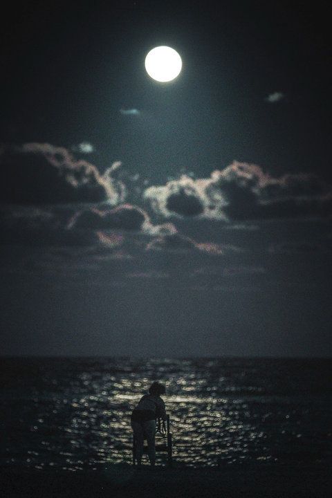 Sky, Moonlight, Moon, Full moon, Light, Sea, Astronomical object, Horizon, Ocean, Celestial event, 