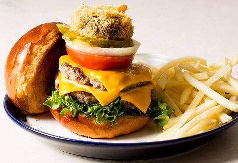 横浜にグルメバーガーカフェがオープン 初日はハンバーガーの無料サービスも