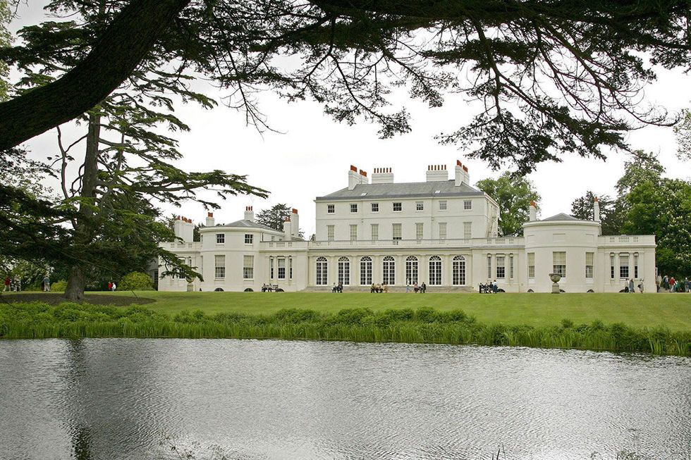 Estate, Mansion, Building, Property, House, Château, Palace, Manor house, Water, Tree, 