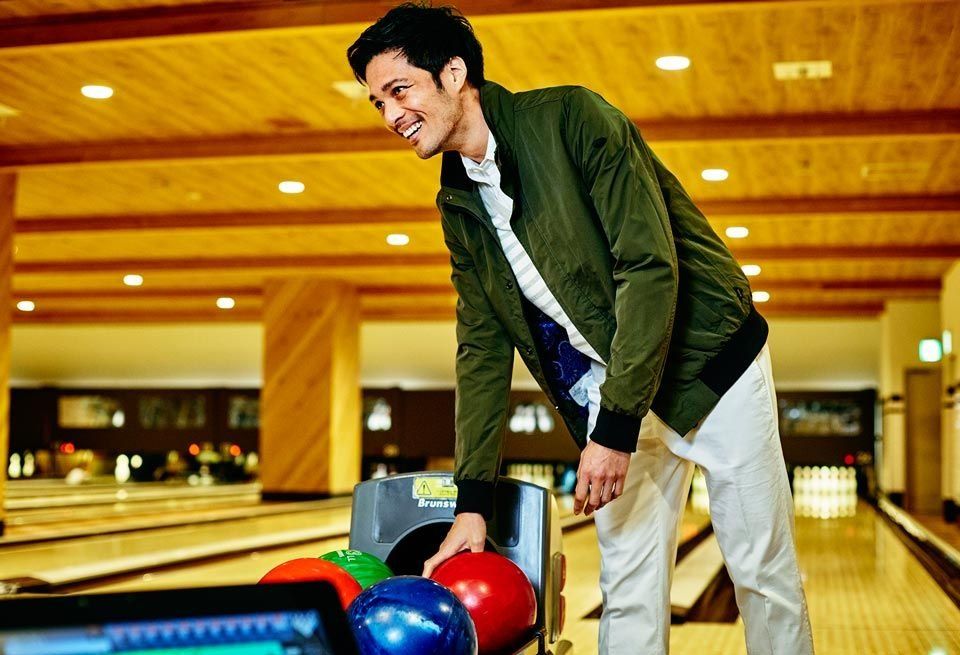 Indoor games and sports, Bowling equipment, Ball, Standing, Bowling ball, Flooring, Floor, Bowler, Ball game, Bowling, 