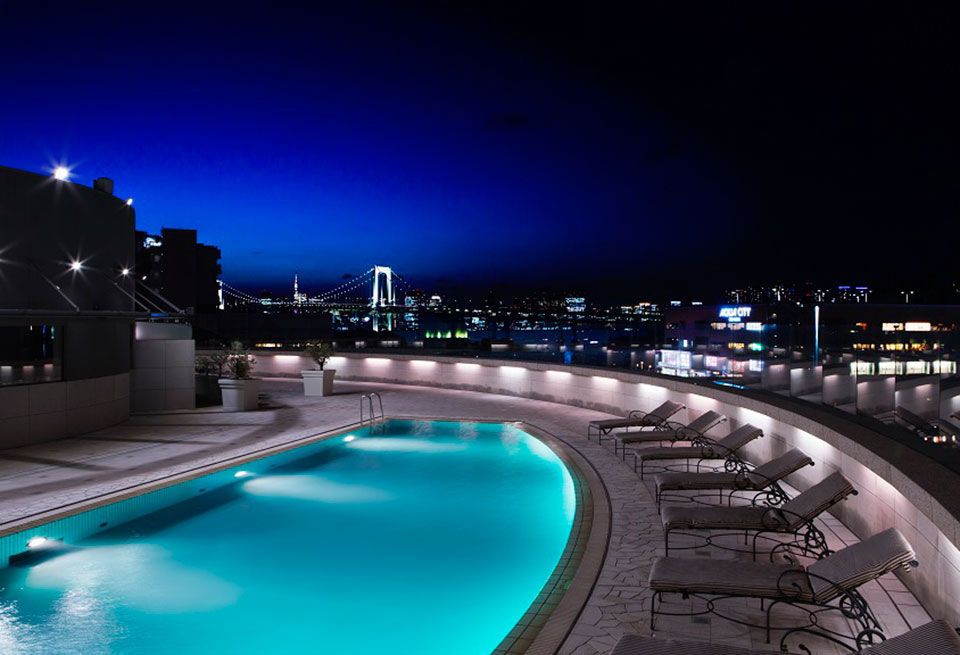Swimming pool, Night, Blue, Sky, Light, Lighting, Architecture, Building, Hotel, Metropolitan area, 