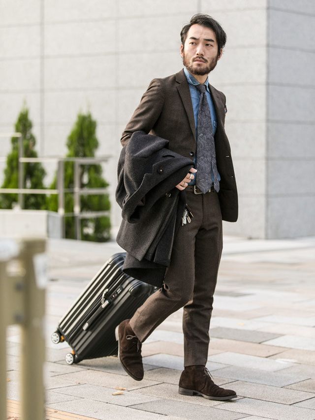 Street fashion, Suit, Fashion, Standing, Snapshot, Blazer, Outerwear, Footwear, White-collar worker, Human, 