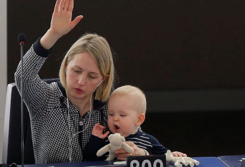 子供を議会に連れてくるな 欧州議会の光景から学べること