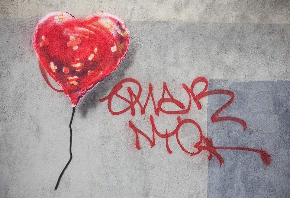 あのBanksy（バンクシー）の正体発覚!? 彼の作品とその意味に迫る