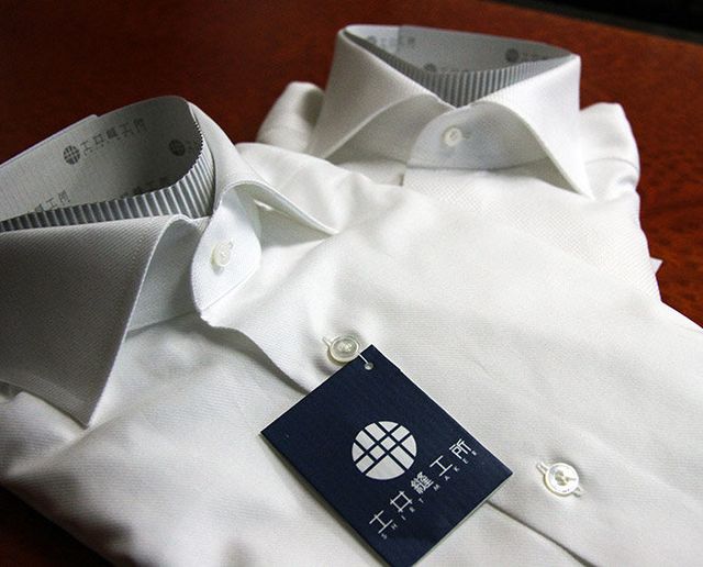 Product, Collar, Dress shirt, White, Logo, Carmine, Brand, Space, Material property, Button, 