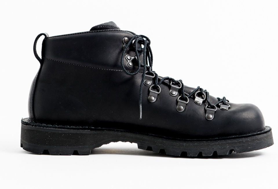 Footwear, Shoe, Black, Work boots, Boot, Hiking boot, Steel-toe boot, Outdoor shoe, Leather, 