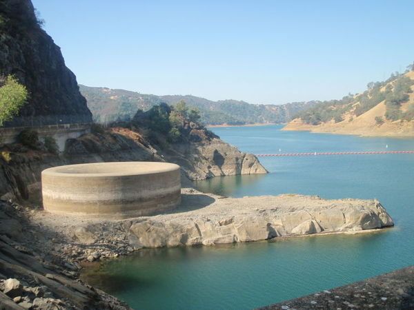 Water resources, Reservoir, Water, Lake, Rock, Infrastructure, Sea, Mountain, Tourism, Landscape, 
