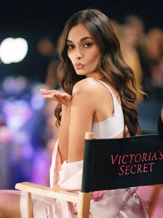 大舞台で中国人モデル転倒 女性の地位が下がった と批判