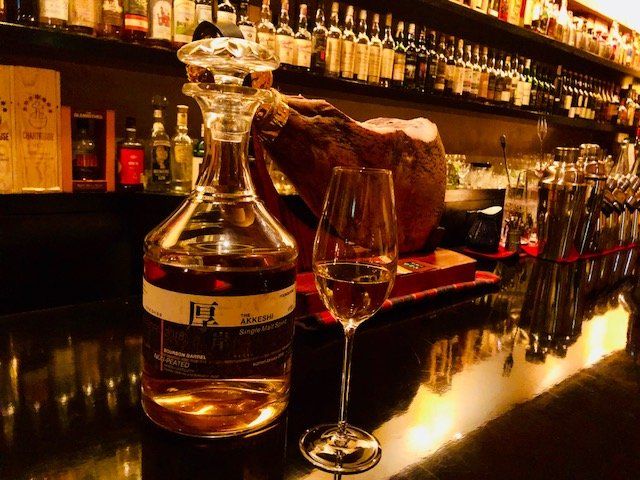 Alcohol, Drink, Barware, Distilled beverage, Bar, Alcoholic beverage, Liqueur, Drinkware, Stemware, Whisky, 