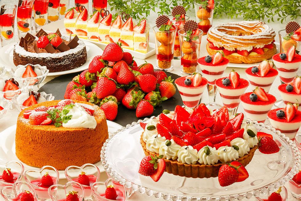 Food, Strawberries, Cake, Dessert, Cuisine, Fruit cake, Dish, Pasteles, Sweetness, Baked goods, 