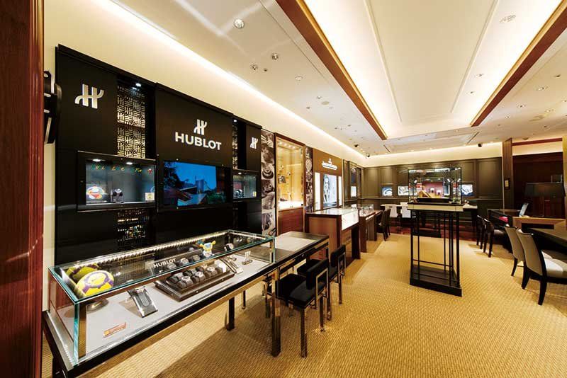 Interior design, Room, Ceiling, Interior design, Television, Led-backlit lcd display, Hall, Light fixture, Display device, Lcd tv, 