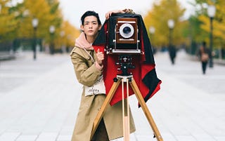 ファッションモンスター 竜星 涼がフォトグラファーに コートとカメラにひとくせあり