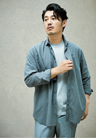 俳優 平山浩行が着こなす ニュアンスあるグレイのシャツをエアリーにはおる