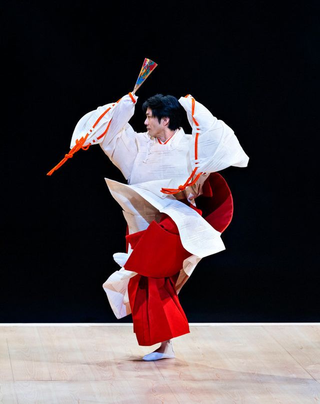 Dancer, Folk dance, Taekkyeon, Performing arts, Dance, Sports, Performance art, Kung fu, Event, Performance, 