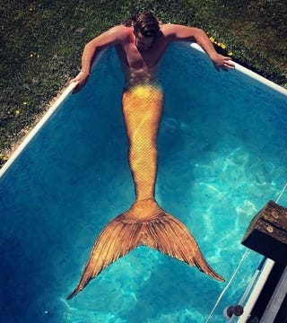 リトルマーメイドに憧れた美しき 人魚男 1500ドル費やして手に入れた 尾