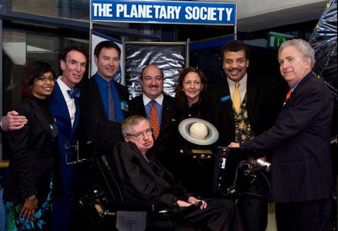 NASAからフー・ファイターズまで、世界がホーキング博士に追悼の意