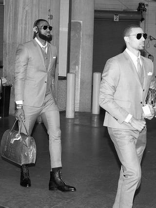 Nbaキャバリアーズ トム ブラウン特製のお揃いのスーツで試合会場入り