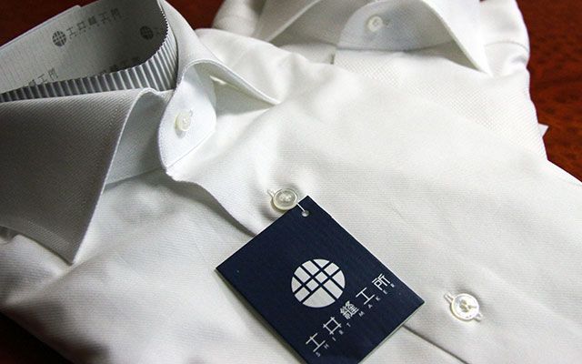 Product, Collar, Dress shirt, White, Logo, Button, Material property, Brand, Trademark, Silver, 