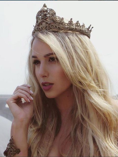 Hair, Headpiece, Hair accessory, Clothing, Hairstyle, Crown, Blond, Fashion accessory, Beauty, Long hair, 