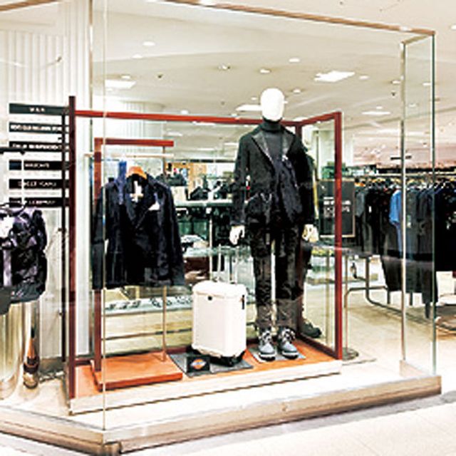 Boutique, Display case, Retail, Display window, Outlet store, Building, Window, Shopping mall, 