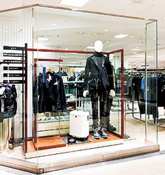 Boutique, Display case, Retail, Display window, Building, Outlet store, 
