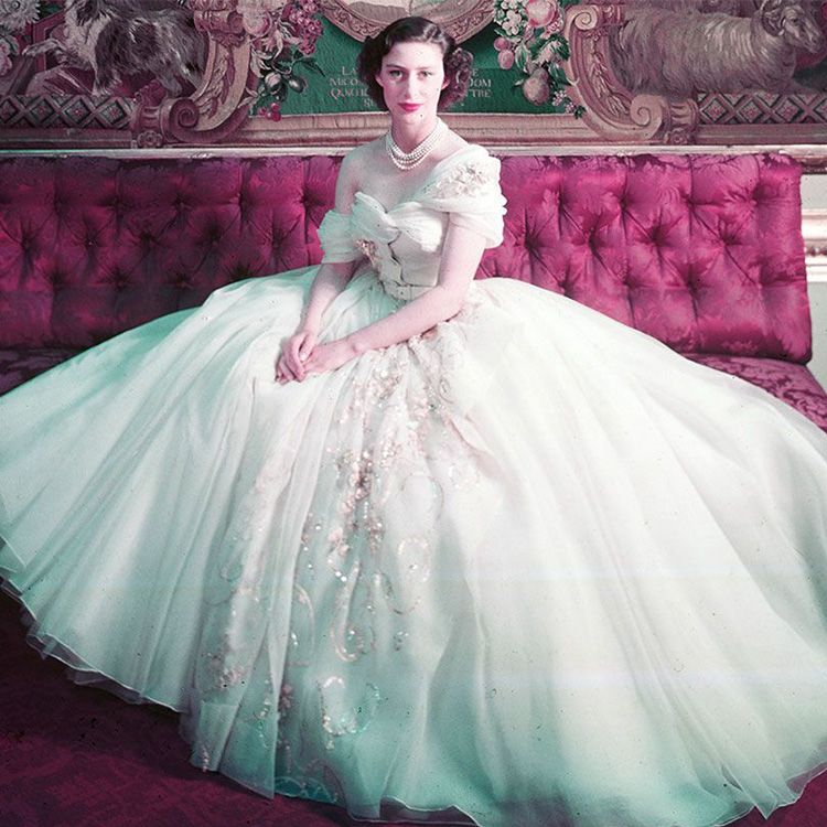 マーガレット王女のアイコニックなドレスがヴィクトリア&アルバート ...
