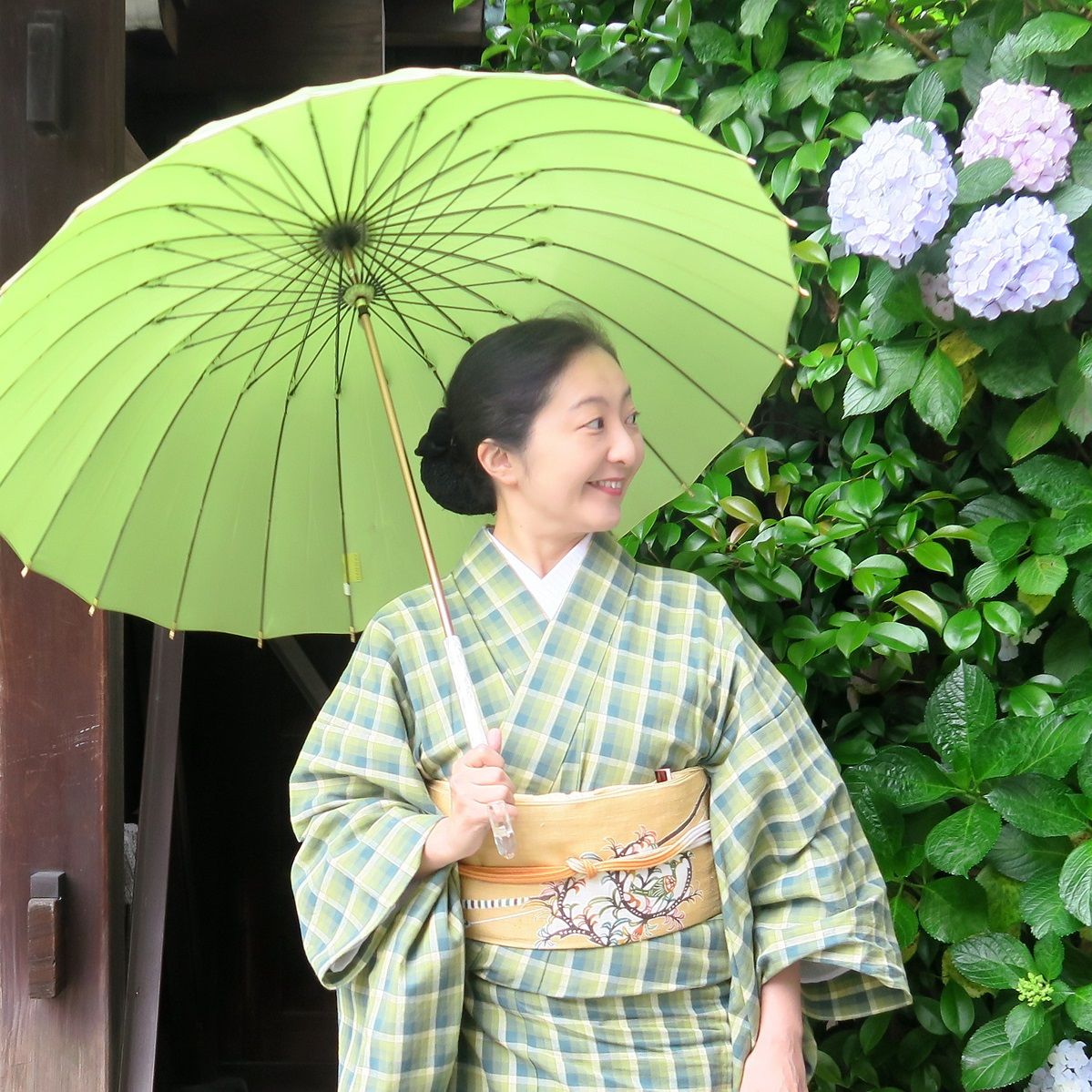 朝香沙都子の着物ダイアリー|雨の季節を楽しむ着こなし