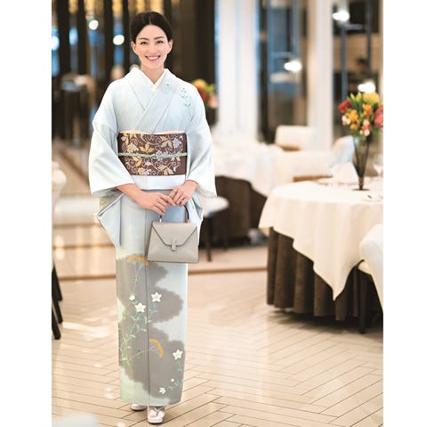 着物姿に季節感を添える夏の帯留と扇子
