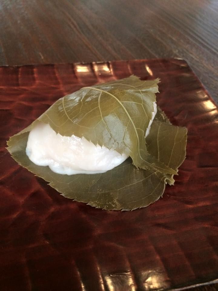 桜麩饅頭。薄いピンクに染めた生麩の生地に...