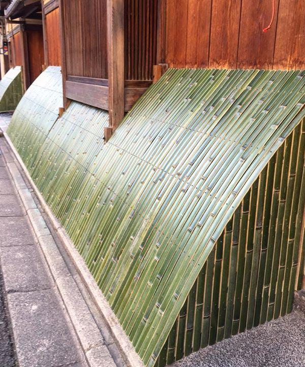 美しい青竹で犬矢来が新調されてピッカピカ
