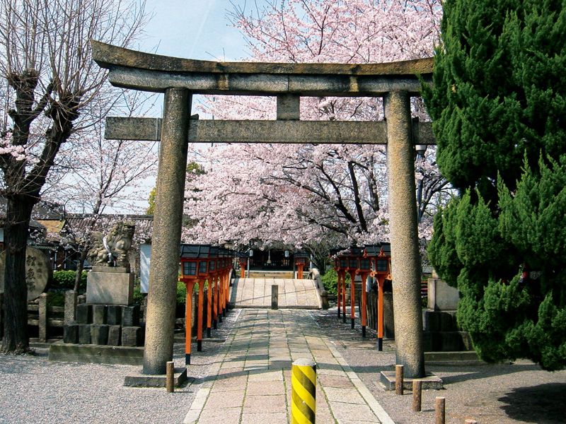 日本への遺言　陶 晶孫 普通社 Rokusonnnou-Jinja_shinmon.JPG