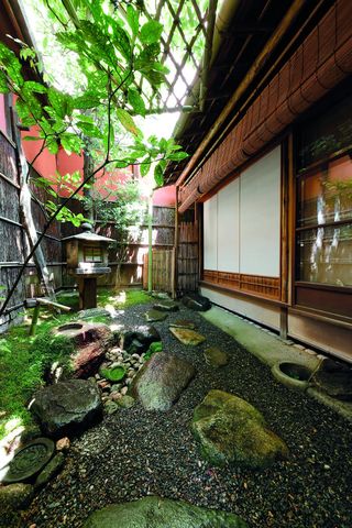 京都の庭へ 茶の心ともてなしを知る 炭屋旅館 の茶庭へ