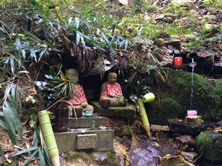 三方を山に囲まれた京都では 峠の途中や登