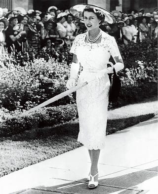 慶祝エリザベス女王90歳 Part1 女王が初めて自分で服を選ぶことを許されたのは