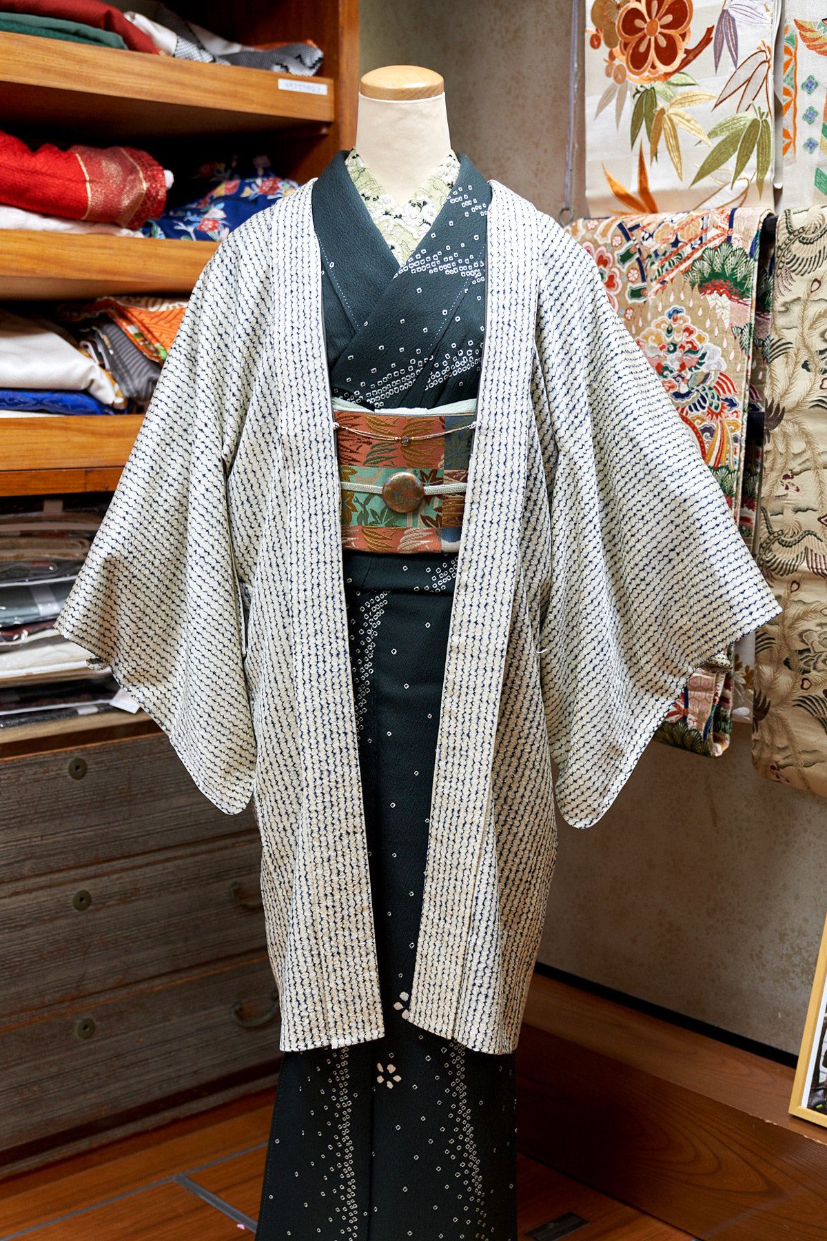 色や刺繍で自由に装う「半衿」の楽しみ【「時代布と時代衣裳