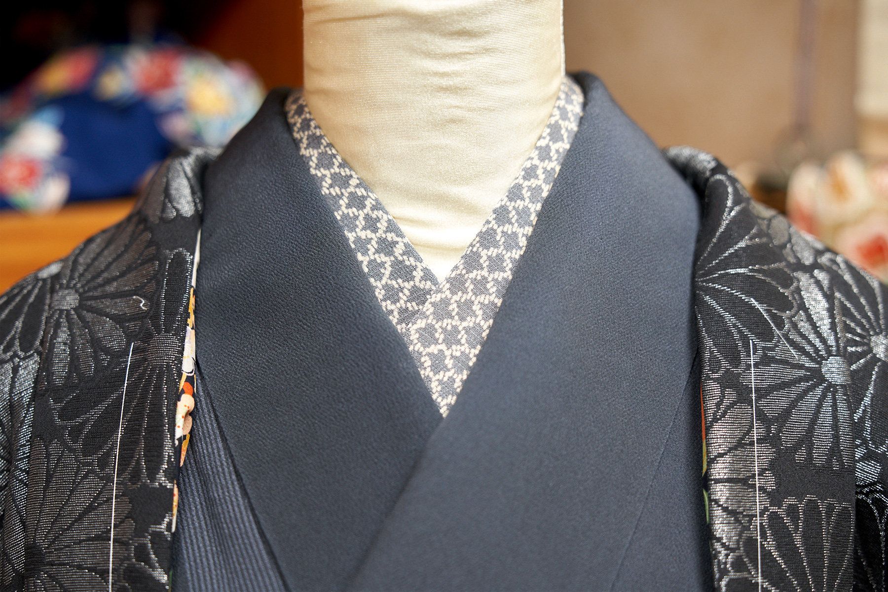 色や刺繍で自由に装う「半衿」の楽しみ【「時代布と時代衣裳