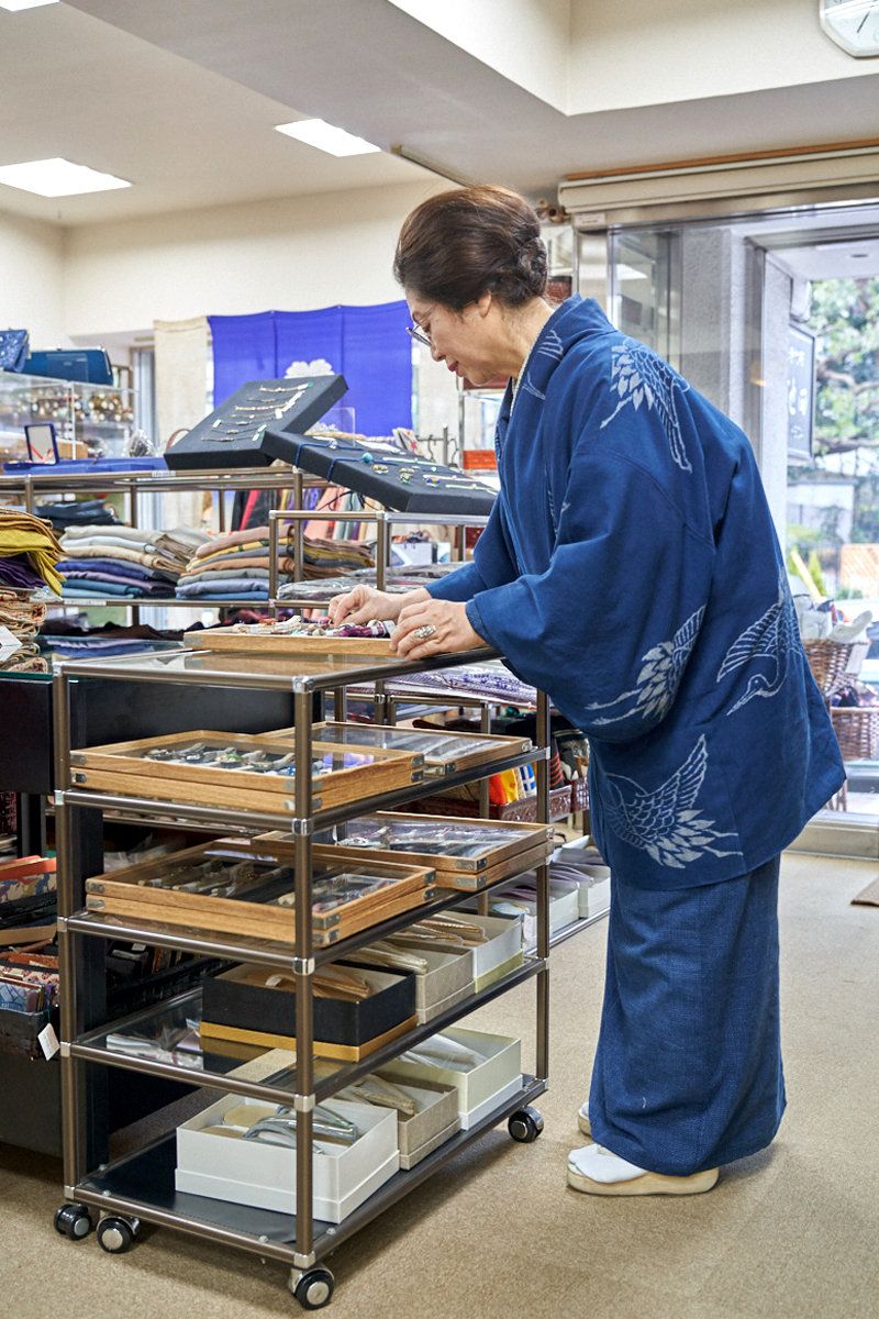 琉球絣に雨、ツバメが映える初夏の装い【「時代布 池田」店主 琉球絣に雨、ツバメが映える初夏の装い【「時代布 池田」店主