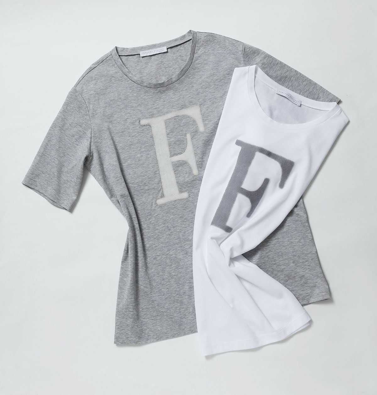 【ご予約品】 ファビアナフィリッピ」の日本限定Tシャツをマーク！ トップス
