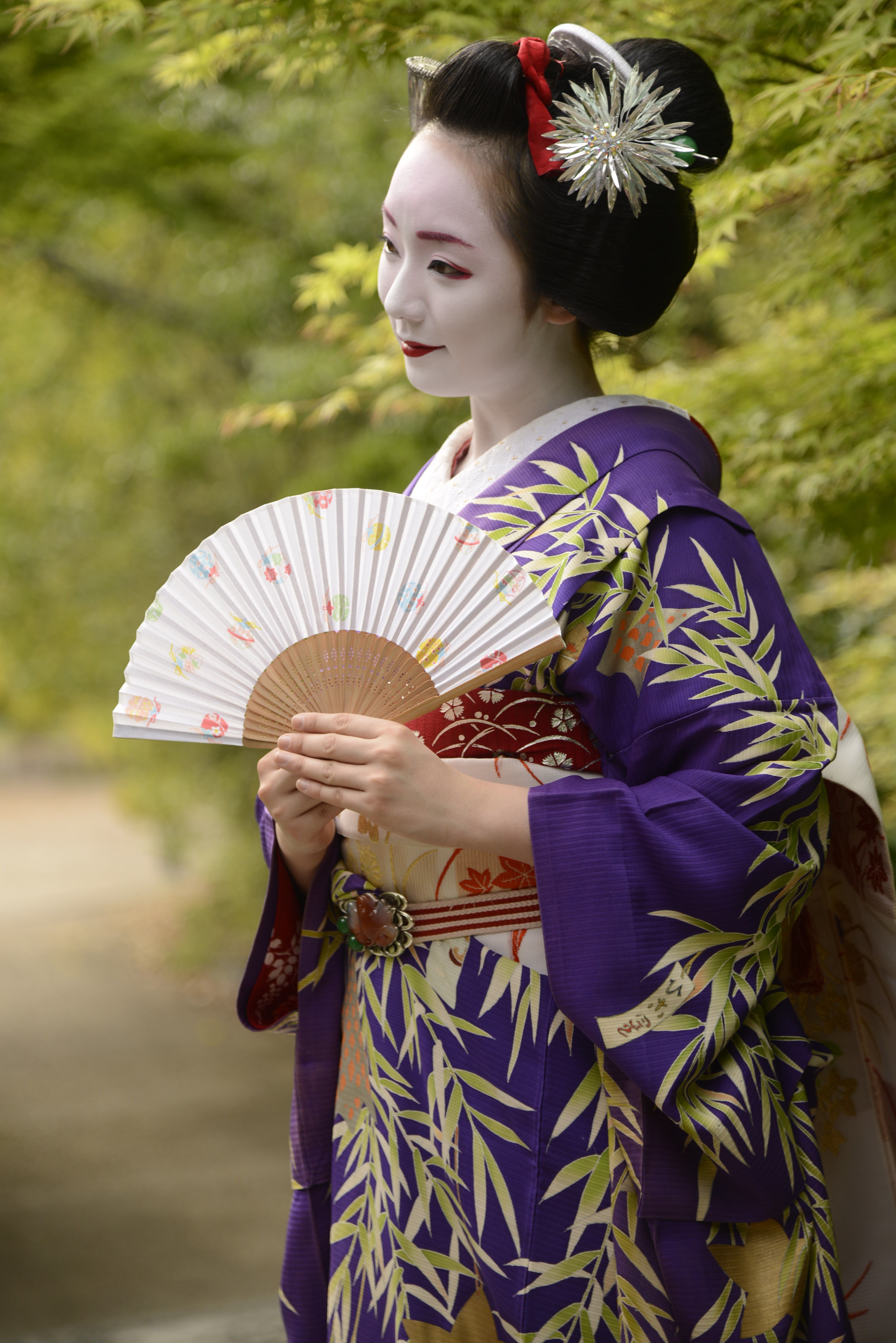 編集部より】大好評です！婦人画報8月号の付録は「はんなり扇子」