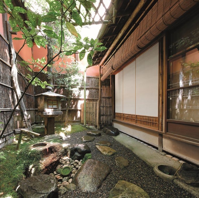 京都の庭へ 茶の心ともてなしを知る 炭屋旅館 の茶庭へ