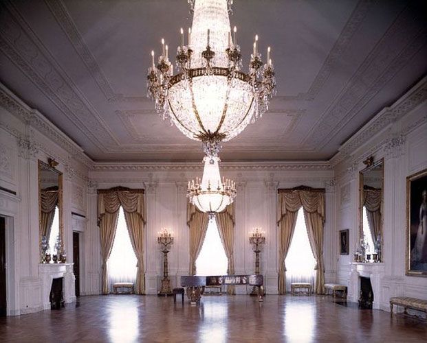 Chandelier, Light fixture, Ballroom, Lighting, Ceiling, Palace, Function hall, Interior design, Building, Room, 