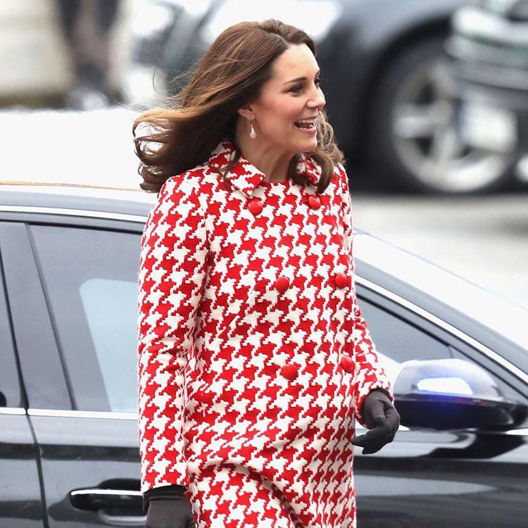 ダイアナ元妃へのオマージュ？ キャサリン妃、赤×白のニュー