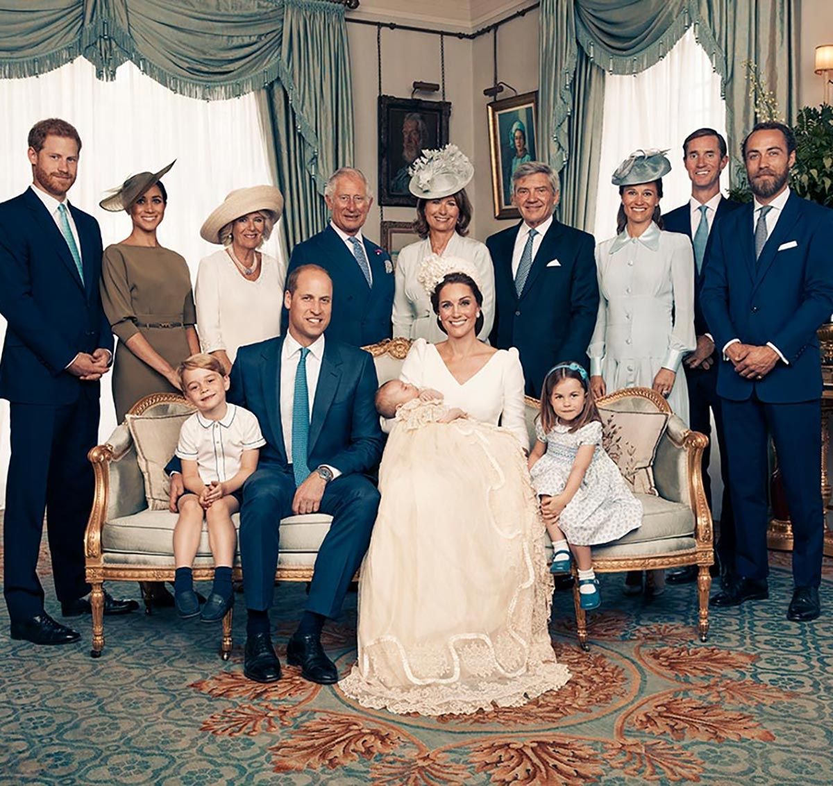 ルイ王子 シャーロット王女 ジョージ王子それぞれどう違う ロイヤルファミリーの歴代洗礼式公式ポートレートを徹底比較 ハーパーズ バザー Harper S Bazaar 公式