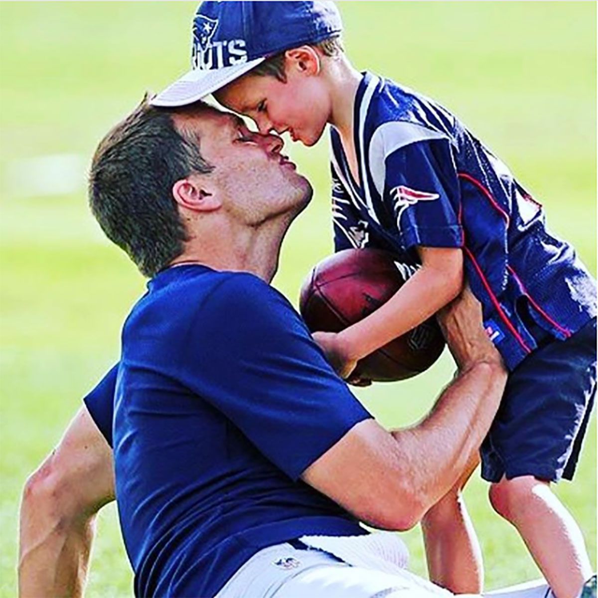 トム・ブレイディ Tom Brady直筆サイン入りフォト16✖️20 インチ